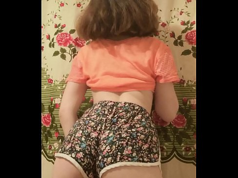 ❤️ סעקסי יונג באַבע סטריפּינג אַוועק איר קורצע הייזלעך אויף אַפּאַראַט פּאָרן ווידעא ביי אונדז ️❤